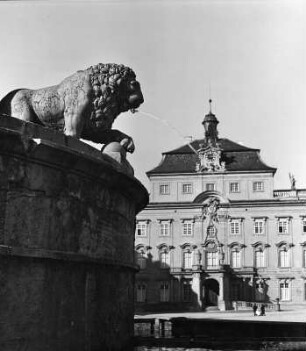 Schloßbrunnen : Schloßbrunnen. Sandstein (1808; N. v. Thouret). Beckenrand mit Löwenfigur. Ludwigsburg (Kreis Ludwigsburg), Schloss Ludwigsburg, Mittlerer Schlosshof