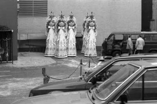 Weihnachts-Deko auf dem Karstadt-Parkplatz