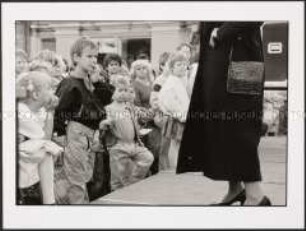 Eine Kindergruppe bei einer Modenschau am 3. Oktober 1990 (Altersgruppe 18-21)