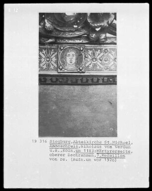 Annoschrein — Dach mit Szenen aus dem Leben des heiligen Anno — Dachschräge der Märtyrerseite — Dachrahmen mit vegetabilen Ornament und Portraitplättchen von Heiligen — Plättchen mit Heiligem