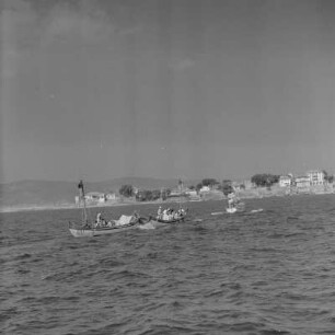 Fischerboote im Hafen von Nessebar. Heimkehrende Küstenfischer auf dem Schwarzen Meer, an der Bucht von Burgas