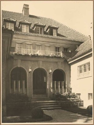 Landhaus Cohn, Doppel-Villa, Hubertusbader Straße, Berlin-Grunewald: Aussenaufnahme Eingangsseite mit Zugangstreppe und Eingangsloggia, Schrägaufnahme
