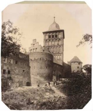 Burgtor, Lübeck: Seitenansicht Turm mit barocker Haube und Burgmauer