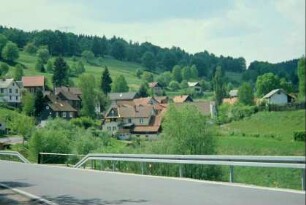 Dorfansicht mit Häusern und Umgebung