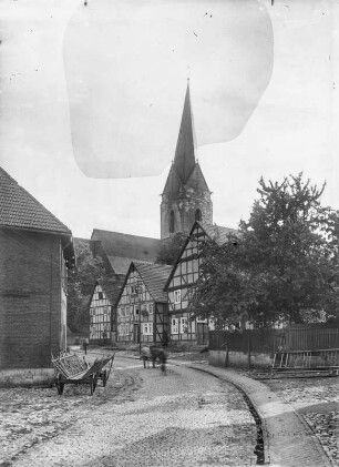 Korbach. Kirchstraße. Straßenbild mit Pfarrkirche Sankt Nikolai