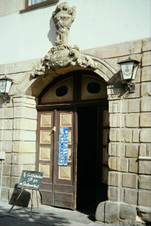 barockes Portal Marktstr. 7, ehemals Gasthof "Reichskrone", 1732 gebaut, war vor der Schlacht bei Jena 1806 preußisches Hauptquartier für Friedrich Wilhelm III. u. Königin Luise von Preußen"