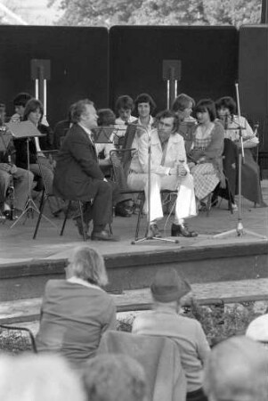 "Lachende Seebühne" von Conférencier Dieter Farrenkopf auf der Seebühne im Stadtgarten