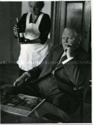 Ludwig Erhard in seinem Haus am Tegernsee