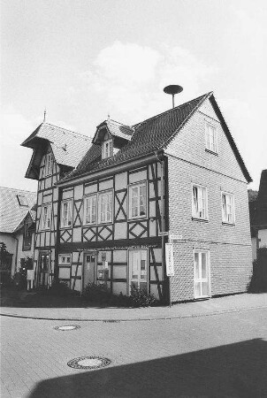 Altes Rathaus mit Schule und Schlauchturm (Wohnhaus); Linsengericht, Dorfstraße 24