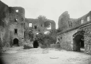 Königstein im Taunus, Burg : Königstein im Taunus. Burgruine. Innenhof gegen Nord- und Ostflügel