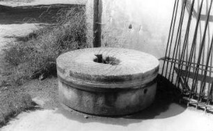 Kodersdorf-Niederrengersdorf. Ehem. Wassermühle, Mühlstein