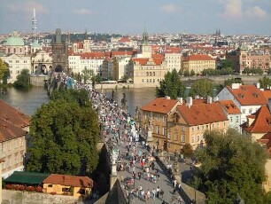 Prag - Karlsbrücke : Blick vom Kleinseiter Brückenturm auf die Karlsbrücke. Aufgenommen am 27. Juli 2011 in Prag