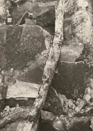 Tonausfüllung einer Kluft in Frohburger Quarzporphyr. Bruch an der F 95 südlich Frohburg