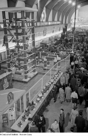 Exponate der Vereinigung Volkseigener Betriebe des Elektromaschinenbaus (VEM) auf der Leipziger Herbstmesse 1954