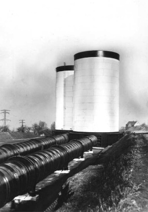 Dresden-Oberwartha. Pumpspeicherwerk Niederwartha. Großspeicheranlage Oberwartha (Baubeginn 1928). Wassertürme und Rohrleitung