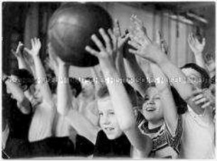 Jungen recken die Arme nach einem Ball
