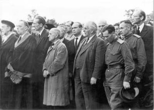 Trauergemeinschaft (u. a. Ivo Hauptmann, Wilhelm Pieck, Sergej Tjulpanow sowie Rektor und Dekane der Universität Rostock) : Kloster (Hiddensee). Begräbnis von Gerhart Hauptmann am 28. Juli 1946. Trauergemeinschaft