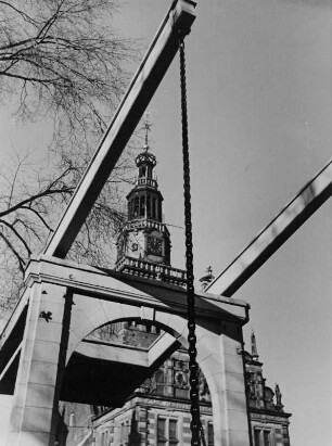 Niederlande. Die durch den Käsemarkt berühmte Stadt Alkmaar. Ansicht einer historischen Zugbrücke. Im Hintergrund der Turm des Käsemuseums