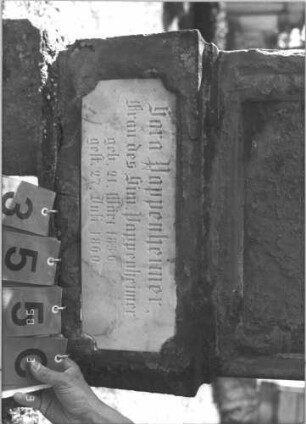 Grabstein 355 (Index: 99786241) Zustand: obere Hälfte abgebrochen und zementiert, untere Hälfte fast vollständig abgeblättert Maße HxBxT: 157x62x21 cm: Grabstein 355C