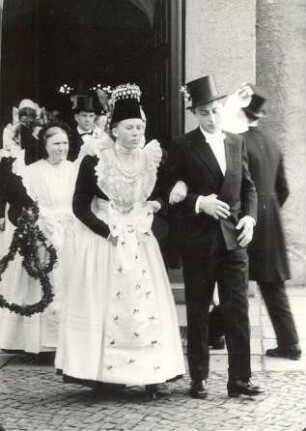 Hochzeit in Wittichenau : Gesellschaftliche Volkskultur - Sitten im Laufe des menschlichen Lebens - Hochzeit. Ort: Kulow / Wittichenau. Auf dem Weg von der Trauung.