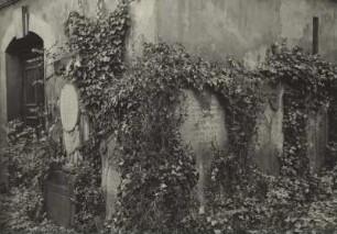 Rochlitz. Alter Friedhof. Eingang zur Zellmannschen Gruft, rechts Grabsteine der Steinmetzfamilie Haberkorn