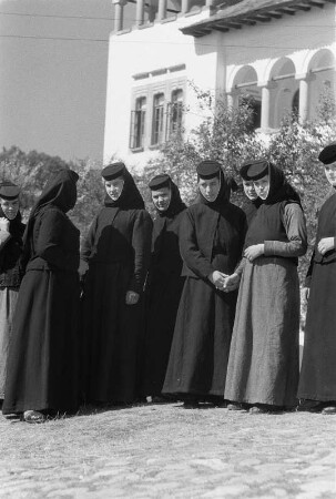 Reisefotos Rumänien. Nonnen vor dem Kloster Horezu