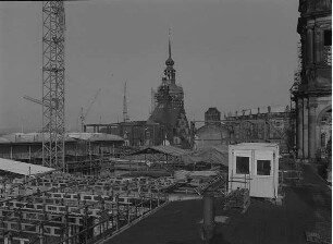 Dresden-Altstadt, Augustusstraße 2. Ständehaus (1901-1907; P. Wallot). Substanzsicherung / Wiederaufbau Dach. Blick auf Einrüstung über Innenhöfen, Schutzhütte (Südflügel), Schutzdächer und Dachkonstruktion