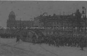 Regierungstruppen mit Panzer ziehen zum Alexanderplatz