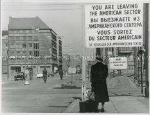 Blick vom amerikanischen Sektor nach in Ost-Berlin in der Friedrichstraße Ecke Zimmerstraße