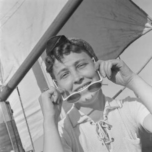 Elisabeth Gremmler mit Sonnenbrille auf einem Segelboot