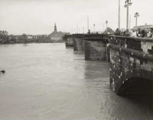 Blick vom Brückenkopf der Augustusbrücke zum Neustädter Elbufer