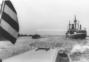 Das Textil-Schiff, ein ehemaliges Flugsicherungsboot, läuft aus dem Hafen nach Büsum aus