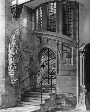 Halle (Saale), Dom, urspr. Dominikaner-Klosterkirche St. Pauli, Inneres, Südwand, Chorpfeiler, Maria Magdalena, dahinter südöstl. Emporenzugang; Umbauten 1519-1526 nach Erhebung zum Neuen Stift Peter Schro (Skulptur); Bastian Binder (Stiege)