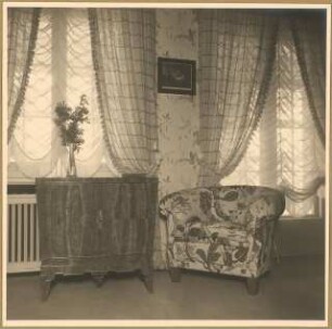 Einfamilienhaus. Inneneinrichtung: Wohnzimmer (?) Sesselecke vor Fenster