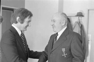 Verleihung des Bundesverdienstkreuzes an den langjährigen Personalratsvorsitzenden bei den Stadtwerken Karlsruhe Wilhelm Fritz