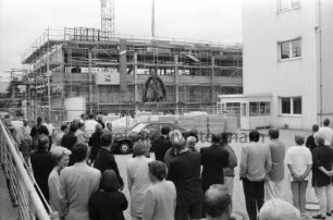 Gewerbegebiet Nord: Bookkoppel: Edding AG: Erweiterungsbau: Richtfest: Hochziehen der Richtkrone: vorne Gäste, hinten Rohbau mit Gerüsten, rechts Firmengebäude: 13. August 1999