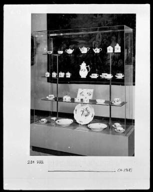 Vitrine mit Meißener Geschirr