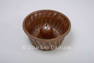 Napfkuchenform aus glasierter Irdenware