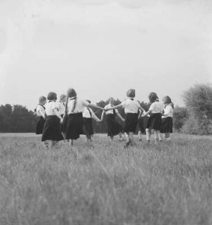 Mädchengruppe, einen Kreis bildend