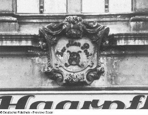 Schlußstein der alten Post : Bautzen, Reichenstraße 4. Wohnhaus mit Laden, ehemals Kaiserliches Postamt "Zur alten Post" (1720/1740). Detail: Schlussstein mit Inschrift "Zur alten Post"