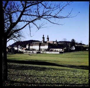 St. Peter: Stift, Vordergrund Wiese