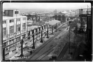 Blick von Bau Me 15 Hauptwerkstätte, Me 17 Feuerschmiede, Me 19 Lager für Maschinenbaumaterial und Labor, Me 33 Destillationsbau, Straße VI