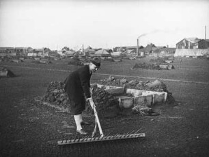 Der Geograph Martin Schwind auf den Salzfeldern von Sakaide
