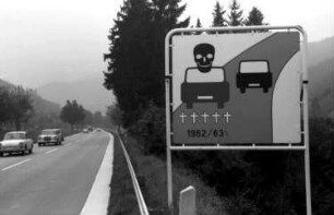 Himmelreich: Unfallverhütungs-Schilder; Überholverbotsschild mit Totenkopf