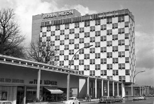 Berlin: Hiltonhotel; Außenfassade mit Kolonnaden