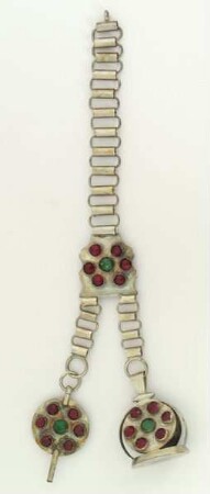 Uhrenkette (Silberuhrenkette mit geschliffenen roten und grünen Glasflüssen, Schlüssel und Petschaft)
