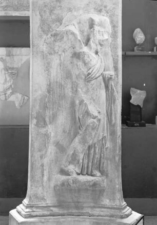 Dreieckige Basis eines Bronzedreifußes — geflügelte Nike mit Lekythos