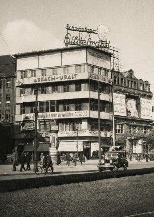 Berlin. Modernes Geschäftshaus auf der Potsdamer Straße Ecke Potsdamer Platz
