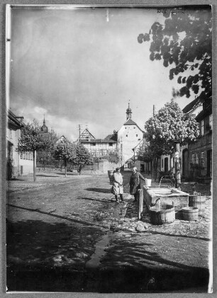 Heldburg : Heldburg. Stadtstraße mit Frauen am Brunnen und Stadttor innerhalb der alten Stadtbefestigung