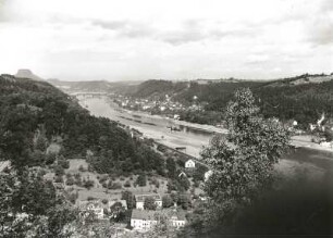 Sächsische Schweiz. Elbetal bei Krippen. Blick über den unteren Ortsteil auf Bad Schandau und dem Lilienstein nach Westnordwest